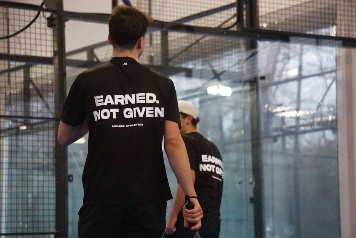 The Signature Tee Meuse Athletics middenaanzicht